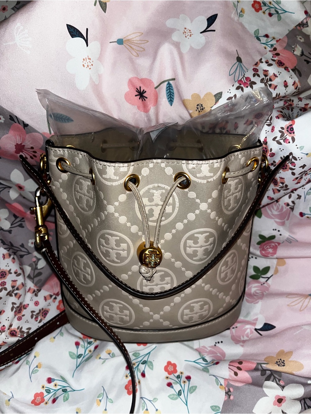 Tory Burch Cream Longan T monogram Bucket Bag - Picture 6 of 14